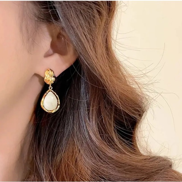 Elegantni viseči uhani zlate barve 