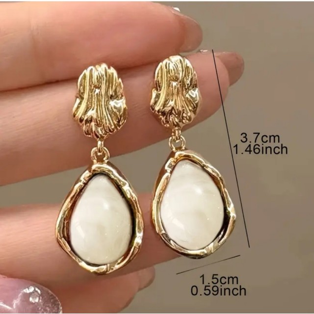 Elegantni viseči uhani zlate barve 