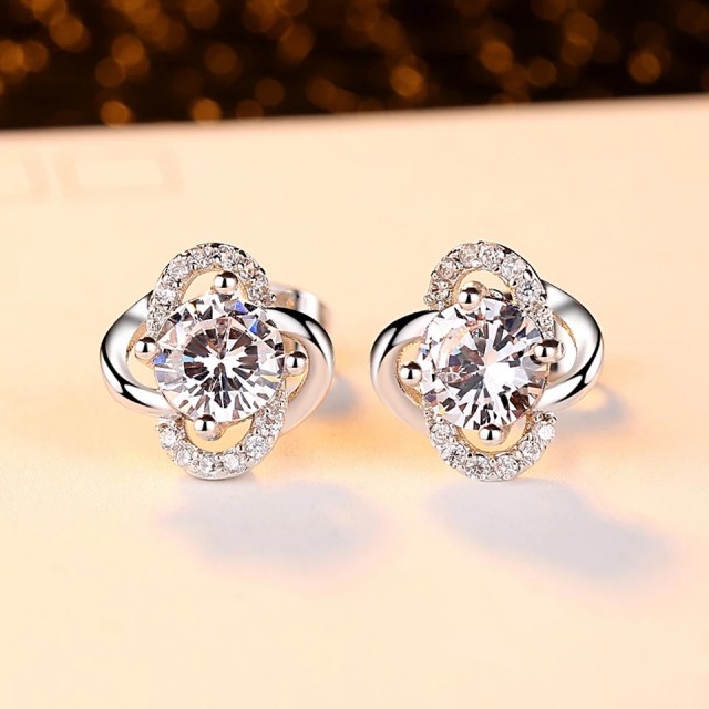 Uhančki srebrne barve rožice