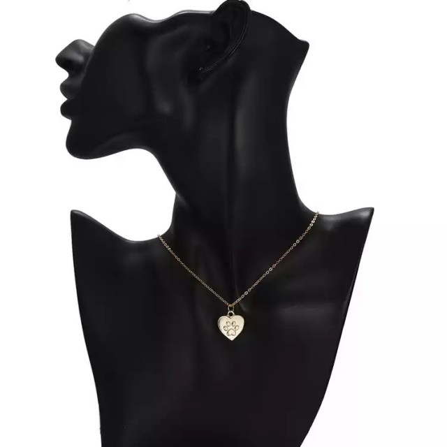 Verižica z obeskom srca v obliki srca s tačko 