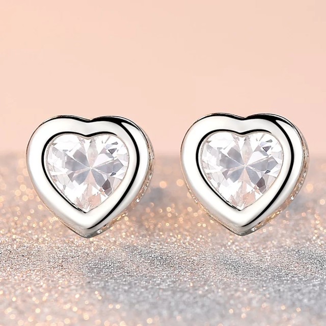 Uhani manjši srčki srebrne barve 