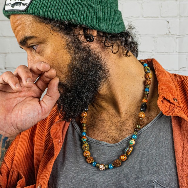 Moška etno ogrlica s pisanimi kamnitimi kroglicami