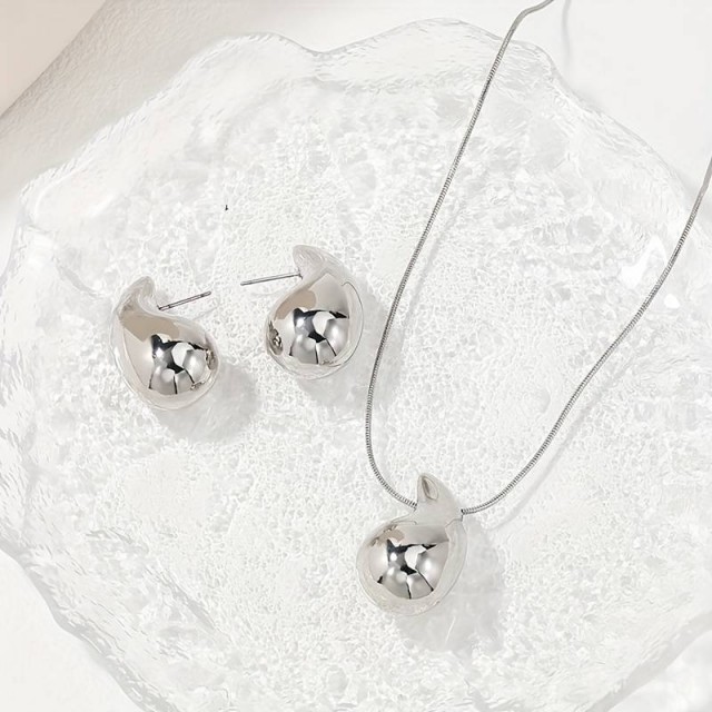 Uhani in verižica s čudovitim dizajnom kapljic