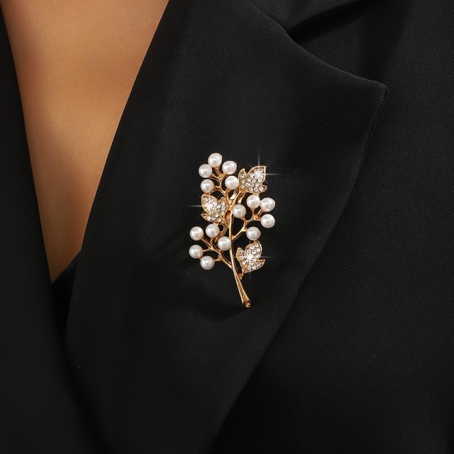 Elegantna broška s perlami v obliki lista