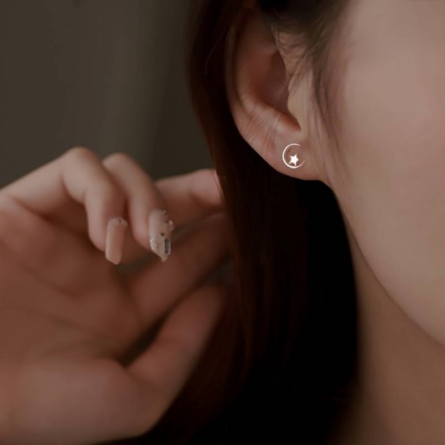 Majhni prikupni uhani v srebrni barvi, luna z zvezdo