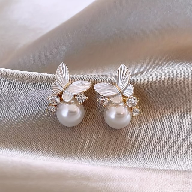 Prefinjeni uhani s perlico in metuljem