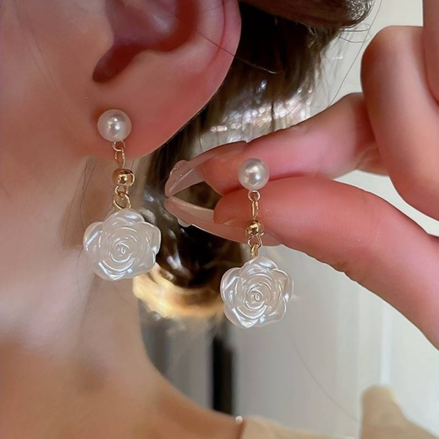 Viseči uhani z vrtnico v beli barvi