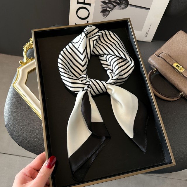 Ženska klasična črno-bela črtasta kvadratna rutka