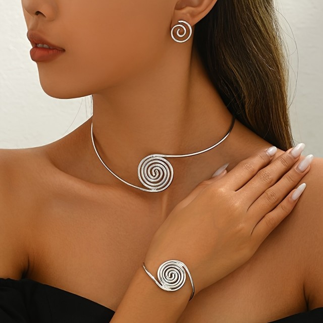 Razkošen geometrijski dizajn z uhani, ogrlico in zapestnico