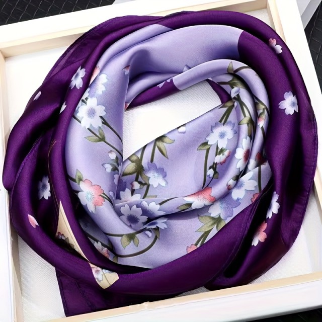 Elegantna ženska kvadratna ruta v lila in modri barvi s cvetlicami