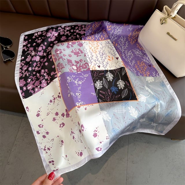 Elegantna ženska ruta v vijola barvi s cvetličnimi motivi