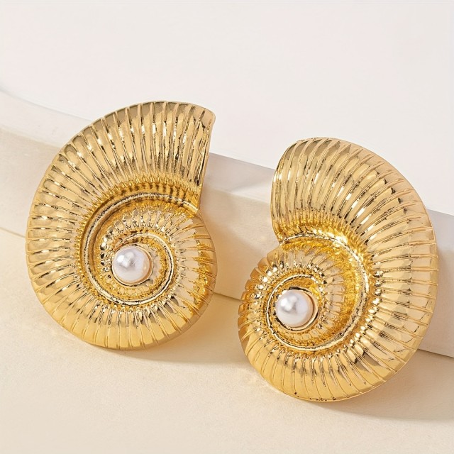 Uhani v zlati barvi s polžkom 