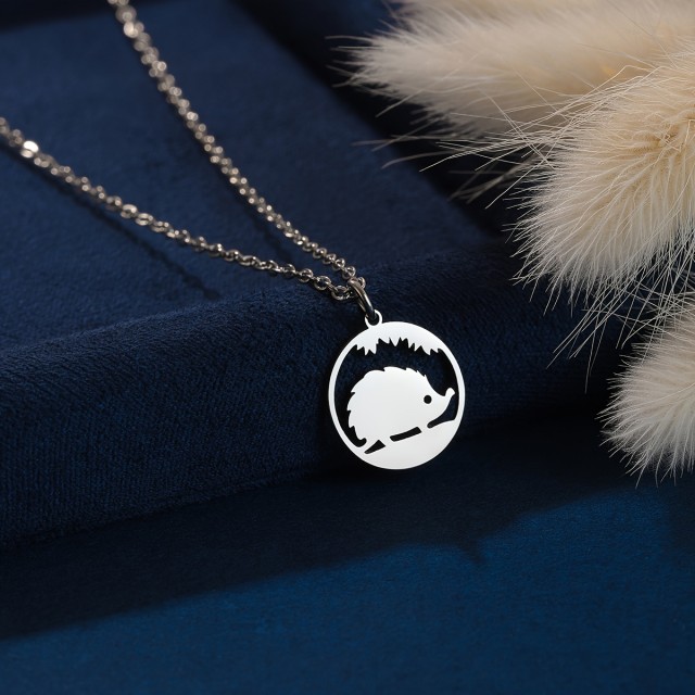 Ogrlica iz nerjavečega jekla z obeskom ježka