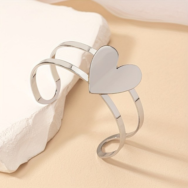 Elegantna odprta zapestnica s polnim srcem v srebrni barvi