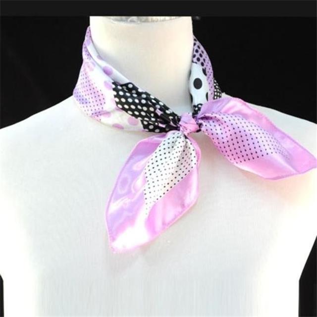 Elegantna kvadratna ruta roza barve s pikicami