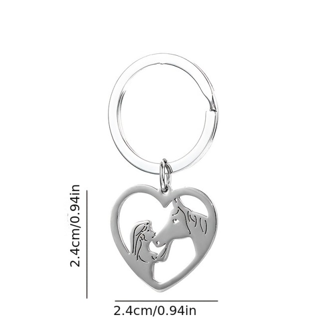 Prikupen obesek za ključe s punčko in konjem