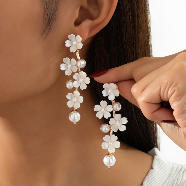 Čudoviti uhani v belo zlati barvi z rožicami 