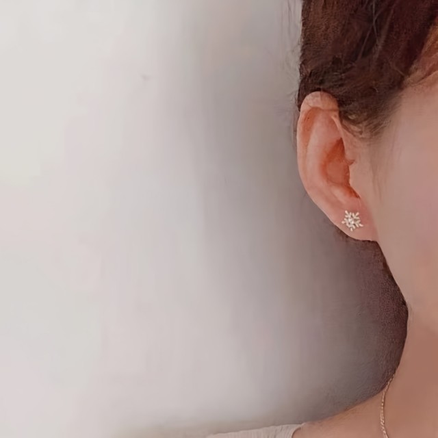 Majhni prisrčni uhani v obliki snežinke