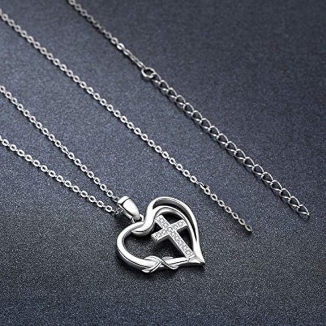 Elegantna ogrlica s križem v srcu srebrna