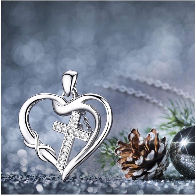 Elegantna ogrlica s križem v srcu srebrna