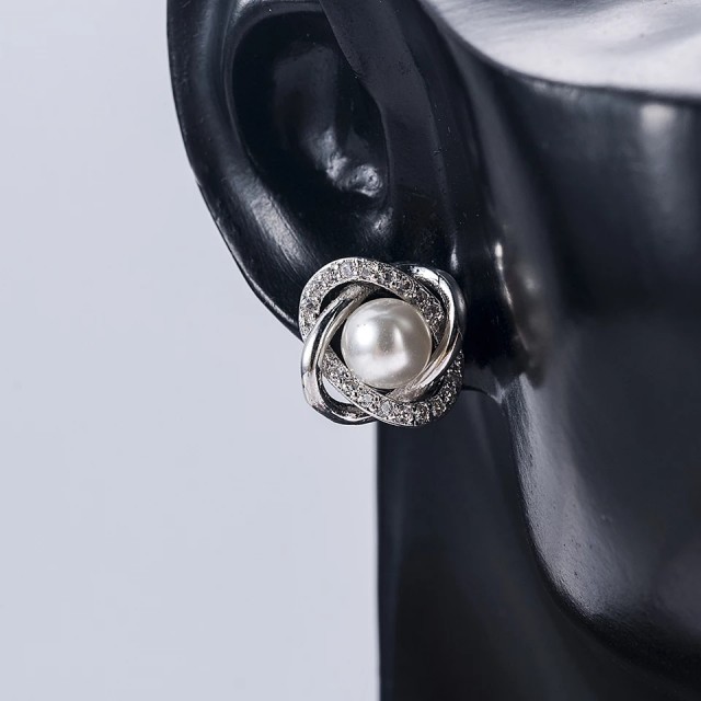 Uhani elegantni z belo perlico + darilna škatlica