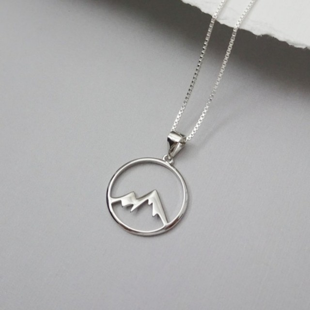 Moška verižica z gorskim motivom