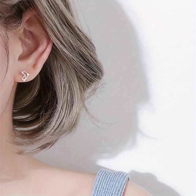 Prisrčni manjši uhani z delfini