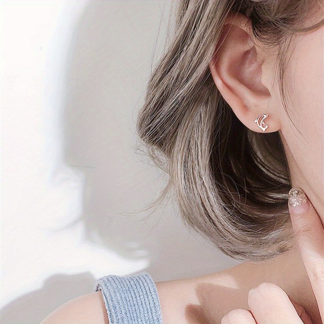 Prisrčni manjši uhani z delfini