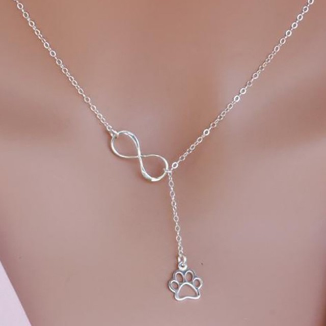 Prikupna ogrlica z znakom neskončnosti in obeskom tačke