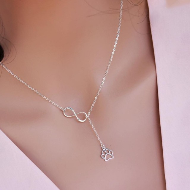 Verižica z znakom neskončnosti in tačke v srebrni barvi