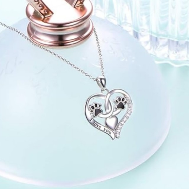 Čudovita ogrlica z obeskom tačk in srca