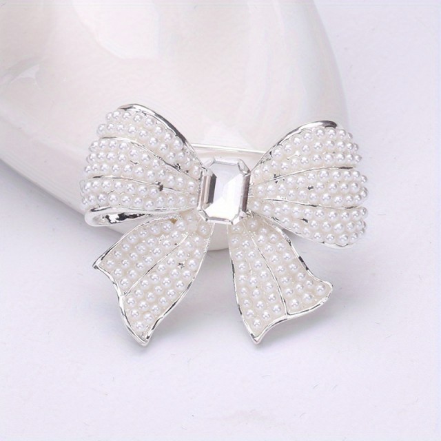 Elegantna broška s pentljo iz bleščečih kamnov 