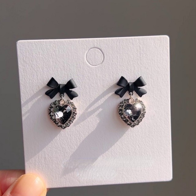 Elegantni uhani s kristalom in pentljo črne barve