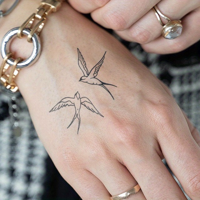 Vodoodporna tatu nalepka z lastovkami