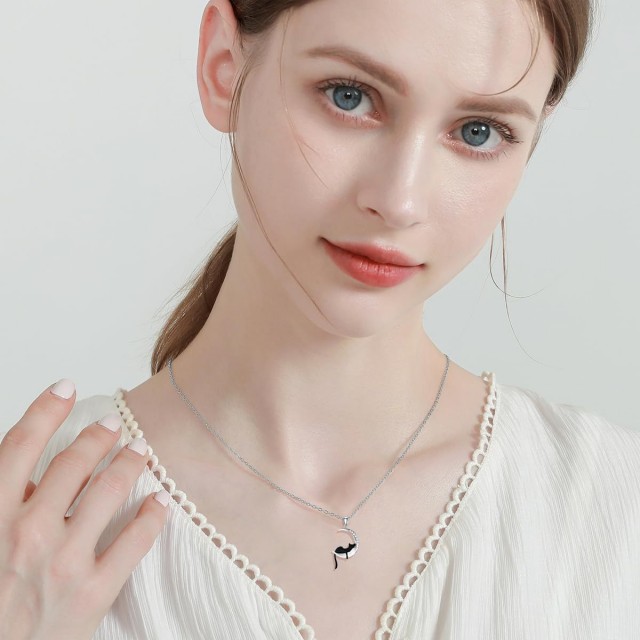 Čudovita ogrlica s črno muco na luni