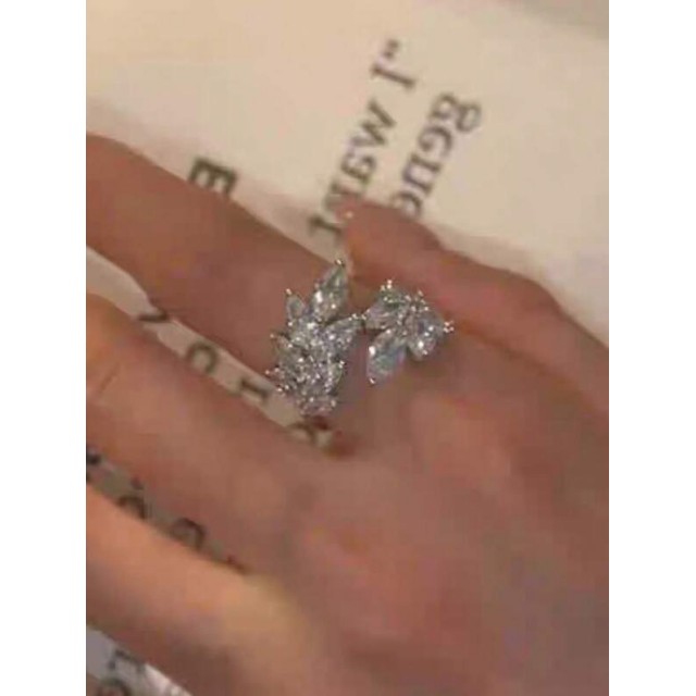 Eleganten nastavljiv prstan s cirkoni 