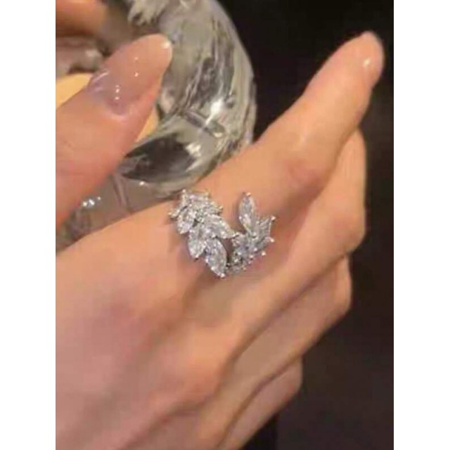 Eleganten nastavljiv prstan s cirkoni 