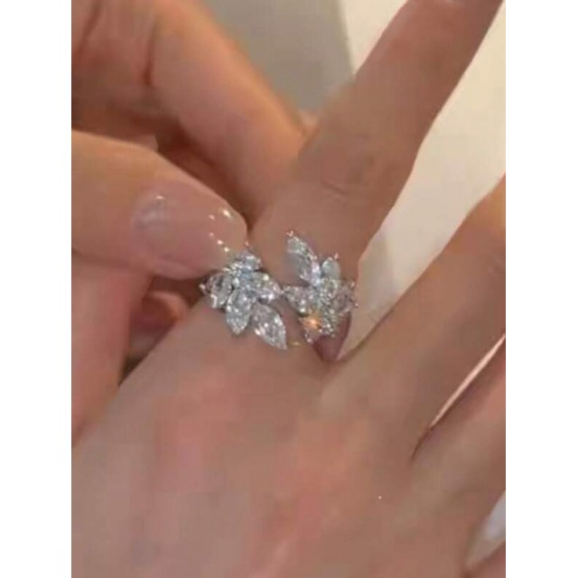 Eleganten nastavljiv prstan s cirkoni 