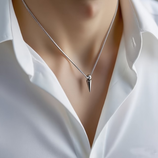 Minimalistična ogrlica s stožčastim obeskom