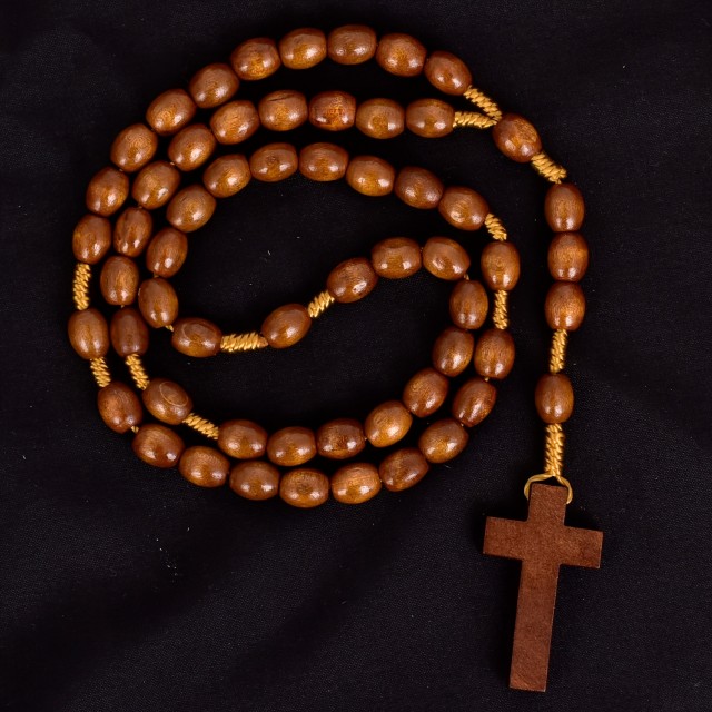 Lesena verska ogrlica rožni venec v svetlo rjavi barvi