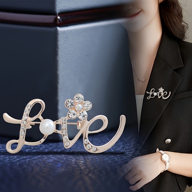 Elegantna broška LOVE v zlati barvi