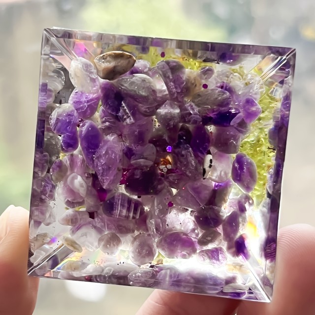 Orgonitna piramida z naravnima kristaloma Peridot & Ametist – Drevo življenja 5cm