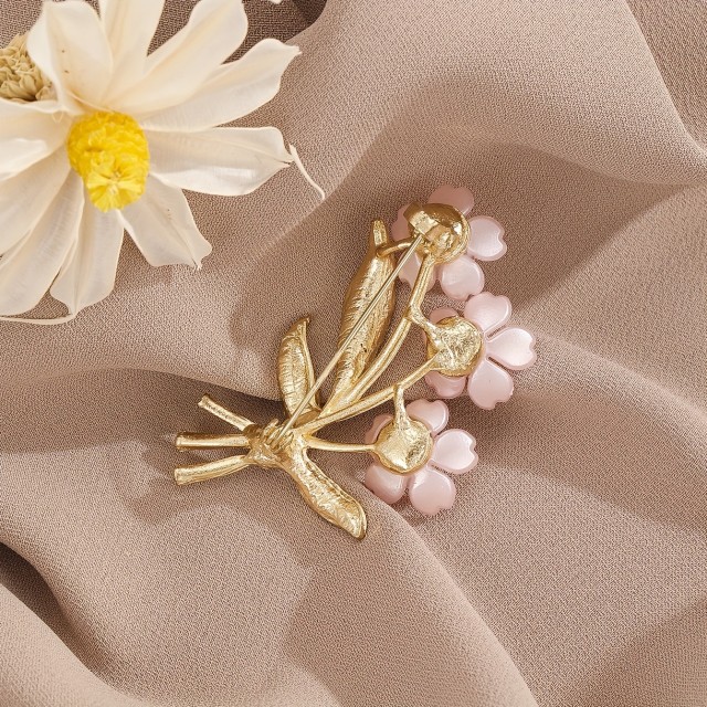 Elegantna boho chic broška s cvetovi