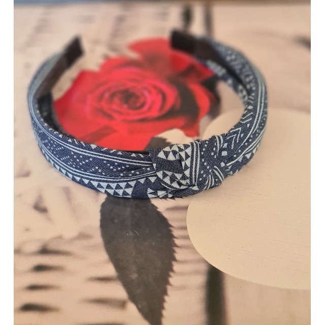 Komplet dveh jeans obročkov za lase z geo vzorcem