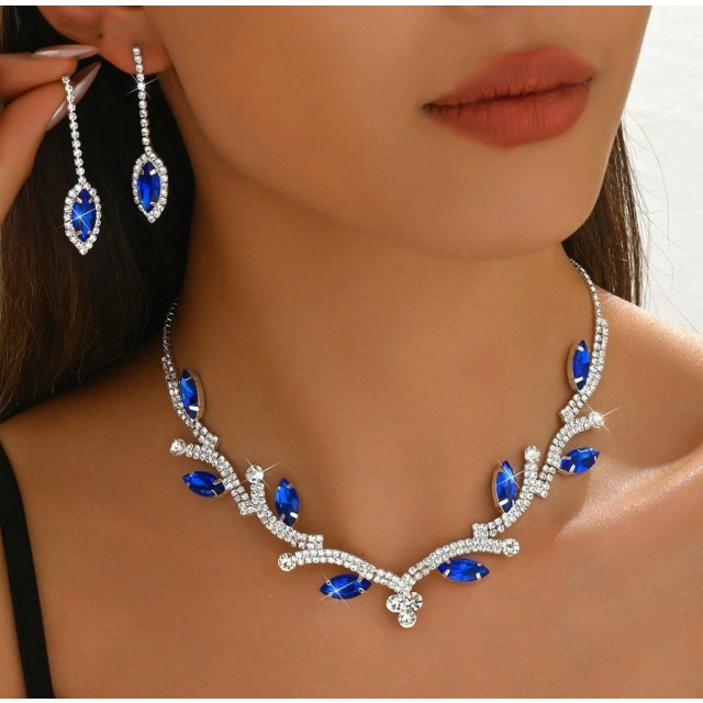 Dvodelni set z bleščečo ogrlico in uhani kraljevsko modre barve 