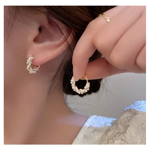 Čudoviti okrogli uhani s perlicami zlate barve