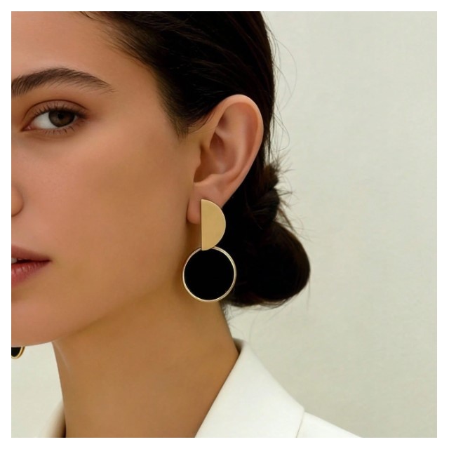 Elegantni uhani z geometrijskim dizajnom