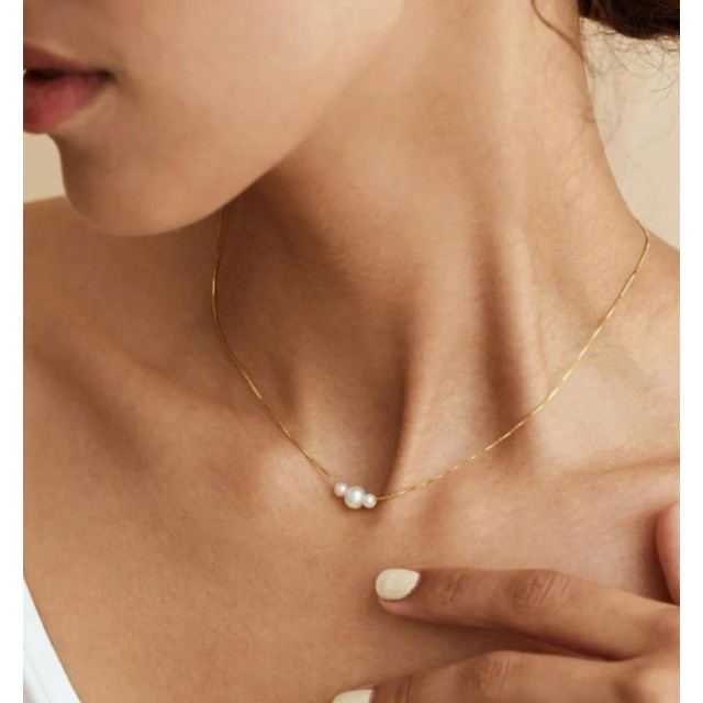 Elegantna ogrlica s tremi perlicami zlate barve