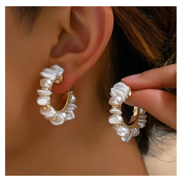 Elegantni uhani s perličnim videzom – moden in prefinjen stil