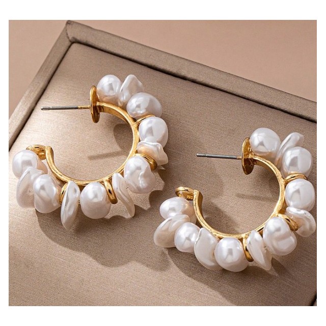 Elegantni uhani s perličnim videzom – moden in prefinjen stil